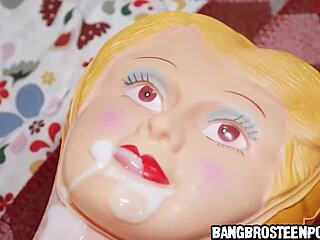 Дребна брюнетка съквартирантка смуче голям черен кур и го язди яко в общагата