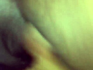 Sexet ebony stedmor med store patter og røv tager tatoveret stud doggystyle og sprøjter hårdt