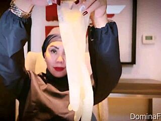 Pielęgniarka zakłada lateksowe rękawiczki na ASMR badanie pacjenta