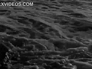 Régi retro jelenetek örökítik erotikus pózokat és szexi formákat