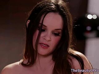 Ej, te drobne lesbijskie laski 18+ liżą wygolone cipki palcami i na 69 tak gorąco