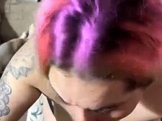 Bionda tatuata curiosa vuole leccate profonde e bavose