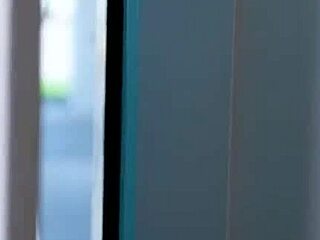 Γραία Ντάρκ πιπιλάει θηλές πονηρά και ρουφάει πούτσο βαθιά λαίμαργα