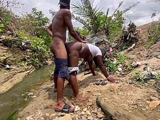 Tyk bbw med kæmpe patter og stor røv kneppet udendørs i skovens dyb