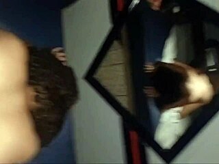 fodendo a novinha rabuda com buceta rosinha de quatro no espelho