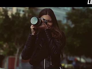 Rintalihava hetero milf vietellään aistillisella lesbo-valokuvaajan suudelmalla