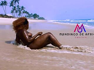 يا خادمة عايزة تحسي الكريم باي الكبير في طيزك؟