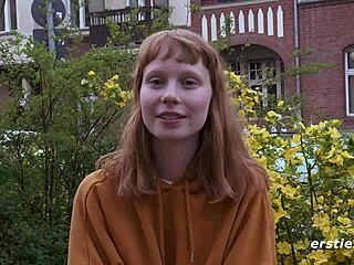 Bonnie fingerknullar sin tjocka håriga buske till sprutorgasm närbild