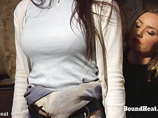 Gros cul lesbienne esclave penchée prend strapon maitresse profond chatte !!