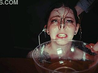 Emo goth kurva megkötözve büntetve durván huggyal garázsban sír