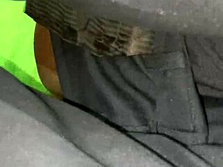 egzotična indijska lepotica prstima se dovede do curenja u vrućoj solo sesiji