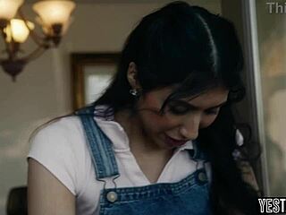 Äntligen knullar jag min stora röv latina styddotters trånga fitta styvpappa belöning