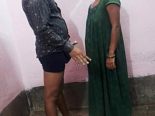 Ung collegepige fanget med dybt hals på monsterpik creampie sex