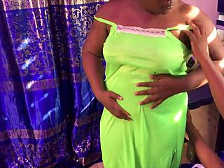 Dickarschige Ebony-Stiefmutter sieht nackten harten Stiefsohn und steckt Schwanz in nasse Fotze Cowgirl 4K