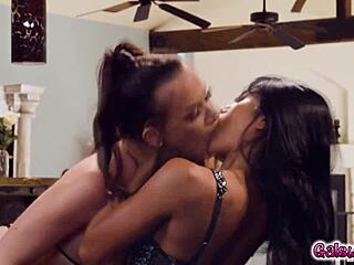 Alison Rey y Ember Snow strippers lesbianas lamiendo coños chupando nueces