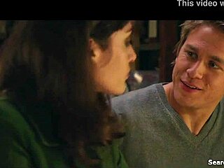 Лиззи Каплан показывает маленькие сиськи 18+ в голой сцене из Frankie Boom 2013