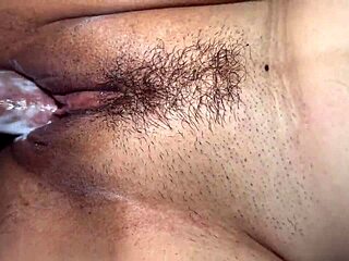 Pozeraj ako opuchnutá oholená kunda dostane bareback creampie zblízka v 4K!