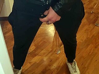 i gave him this intense amateur handjob n he blasted huge cumshot