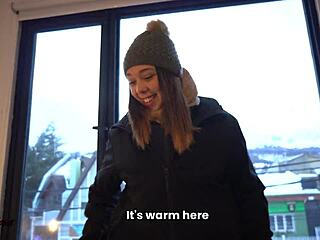 💦 knullar brasilianska turisten Cherry Adams trång fitta stor röv för cash på julen kall men hettar till på kuken stönande cowgirl doggy! 🔥