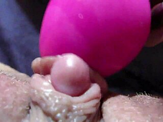 Clítoris grande de chica flaca palpita en close-up extremo de espasmos orgasmo