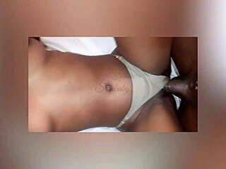 Chatte copine mozambicaine gicle crémeuse en doggy creampie deux fois