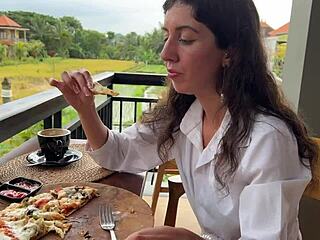 sæd-ansigt pige spiser pizza og synker i café cumwalk