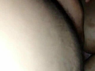 Madre soltera toma verga gruesa por el culo anal madura