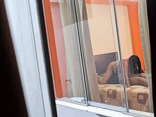 mi vecina colombiana caliente cabalga polla dura de su novio en skirt upskirt voyeur action