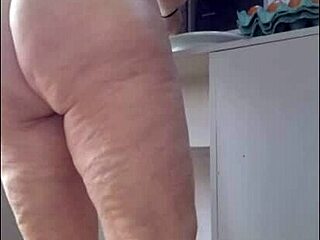 Stedmor prøver mikro-bikini til stranden og spørger stedsøn udenfor?