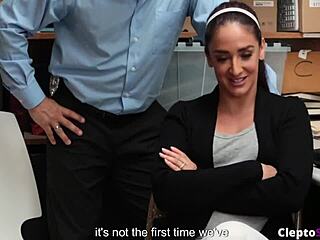 Betjent presser styemor til deepthroat sugepik på station for at droppe sag