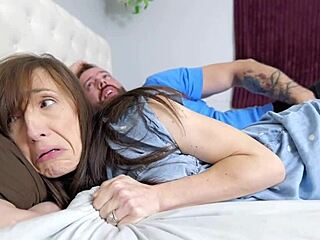 Styvson smyger in i styvmors säng river kläder knullar creampie hårt 💦😈