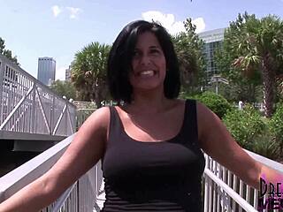 위험하게 야외에서 통통 라틴아 가슴 보지 플래싱... 너무 뜨거워!!