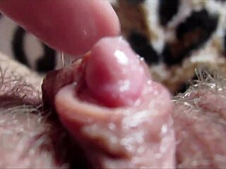 Уау 😍 огромният й клитър пулсира и свършва отблизо!! толкова интензивно 👅💦