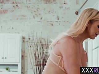 Ne odolijem velikim sisama vruće MILF Sophia West za vrijeme lezbejskog prstanja masaže od Alex Coal