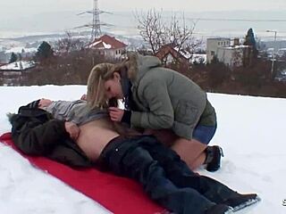 Starec pretentajo krivuljasto najlonsko 18+ punco v snežno zunanje jebanje