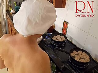 Nudistična gospodinja Regina Noir kuha gola v kuhinji v slogu služabnice cel video