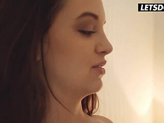 Makeat eurotytöt tarjoaa sensuellin lesbonuolentaa ja suutelutaikaa