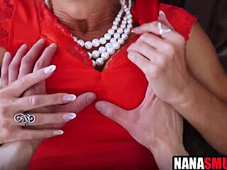 Blond milf Summer Stevens giver POV fodmassage til intens blowjob knul