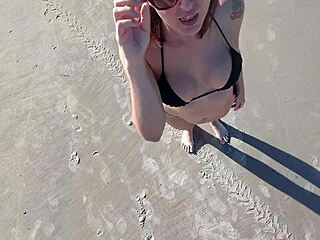 você aguenta essa latina peituda na praia? 