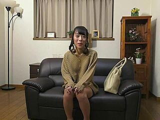 아시아 인터뷰 중 일본 펠라 부드러운 입술 자지 감싸 황홀