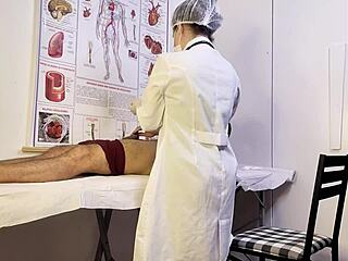 enfermeira safada vê paciente de pauzão duro no exame e não resiste 😈🍆