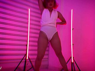 זונה קולומביאנית תראו תחת קטן בת 18+ רוקד לכסף?