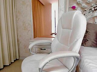 shantallknowles fingers pussy with vibrator