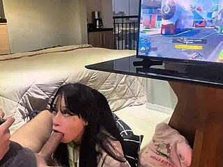 imagine giving a perfect blowjob to amberzinha while she plays call of duty