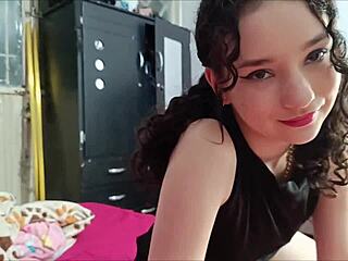 pillo mi hermanastra mostrando su coño rosa y la penetro duro en su cama