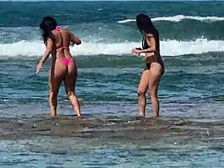 duas latinas lindas beijando na praia da enseada dos corais