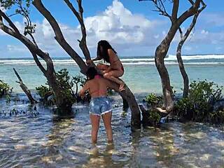 duas latinas lindas beijando na praia da enseada dos corais