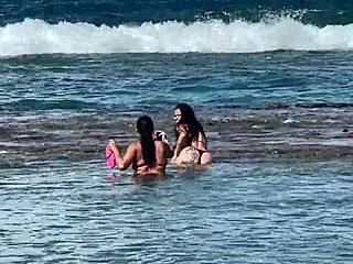 duas latinas lindas beijando na praia da enseada dos corais