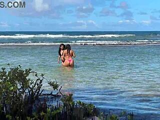duas latinas lindas beijando na praia da enseada dos corais