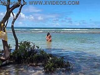 duas latinas lindas beijando na praia da enseada dos corais